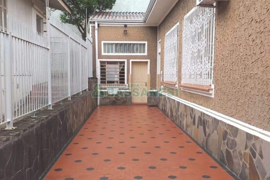 Casa Comercial com 400m², 3 dormitórios, 3 vagas, no bairro Centro em Caxias do Sul para Alugar