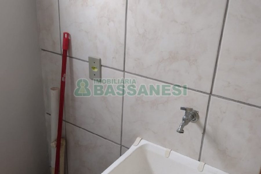 Apto Mobiliado com 42m², 2 dormitórios, 1 vaga, no bairro Desvio Rizzo em Caxias do Sul para Alugar
