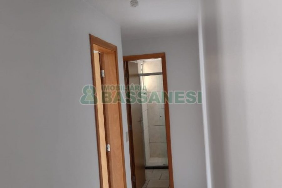 Apto Mobiliado com 42m², 2 dormitórios, 1 vaga, no bairro Desvio Rizzo em Caxias do Sul para Alugar