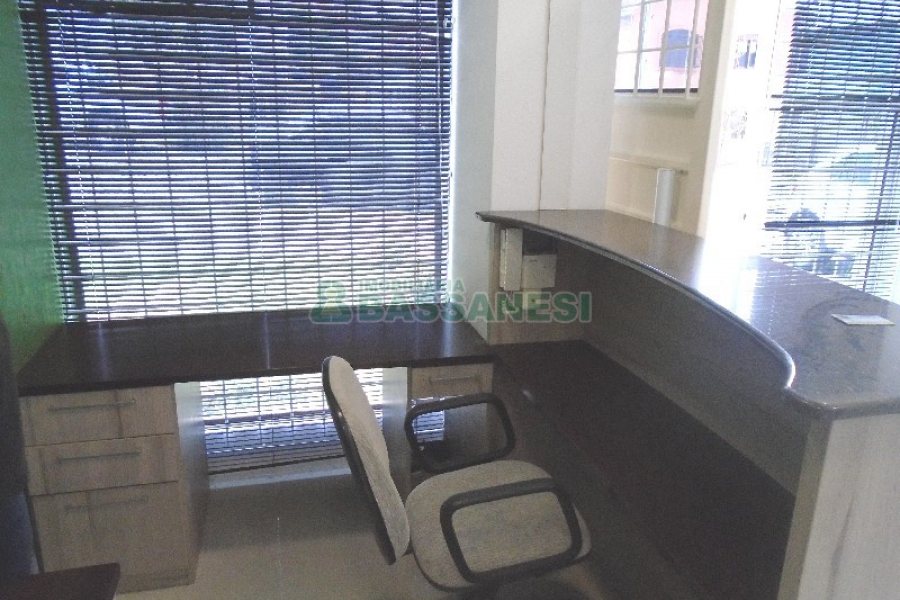 Loja com 52m², 2 vagas, no bairro Panazzolo em Caxias do Sul para Comprar