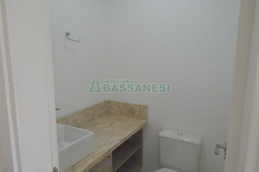Loja com 52m², 2 vagas, no bairro Panazzolo em Caxias do Sul para Comprar