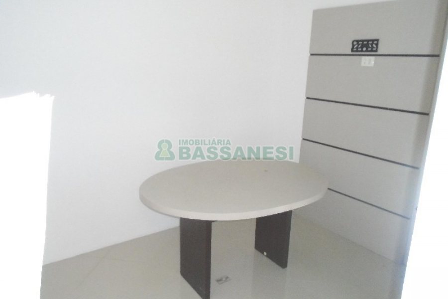 Loja com 52m², 2 vagas, no bairro Panazzolo em Caxias do Sul para Comprar