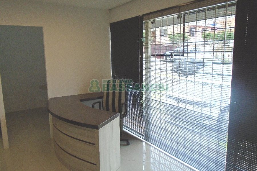 Loja com 52m², 2 vagas, no bairro Panazzolo em Caxias do Sul para Comprar