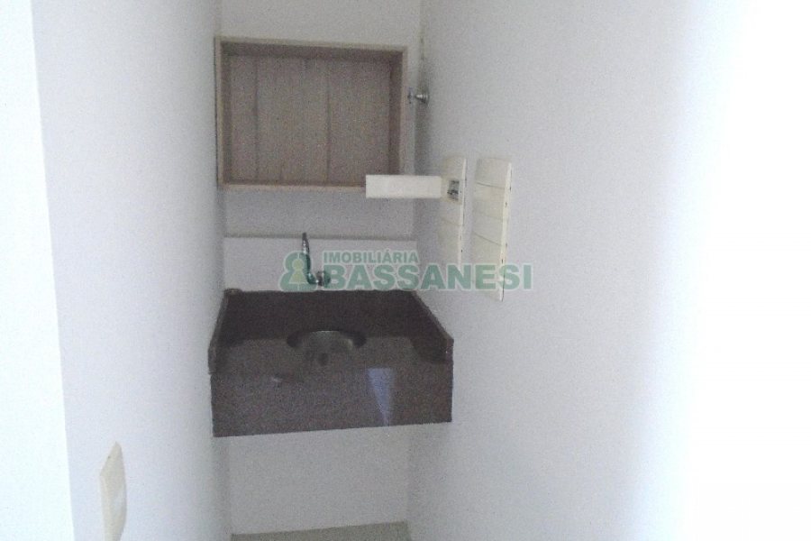 Loja com 52m², 2 vagas, no bairro Panazzolo em Caxias do Sul para Comprar