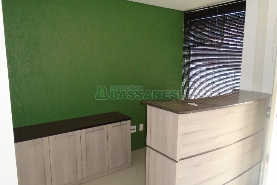 Loja com 52m², 2 vagas, no bairro Panazzolo em Caxias do Sul para Comprar