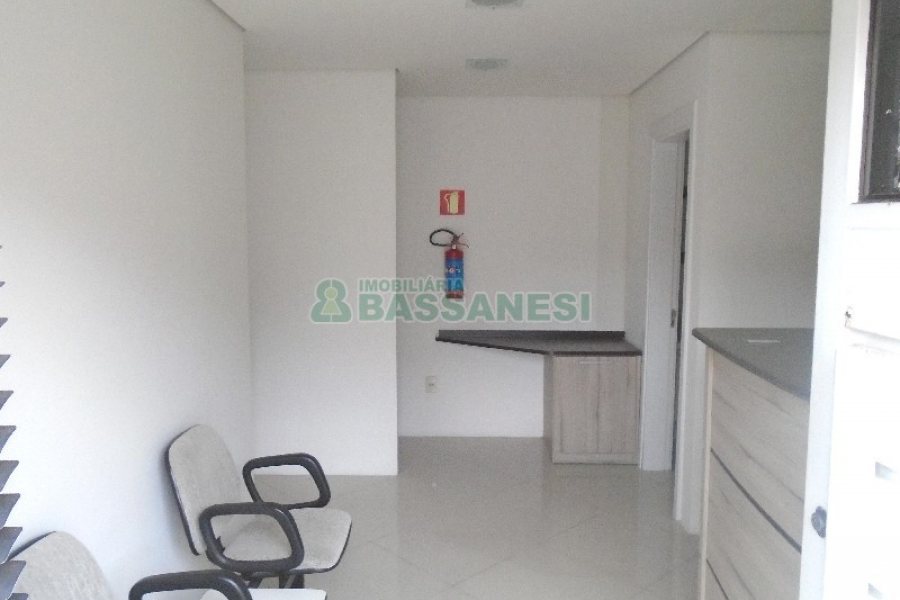 Loja com 52m², 2 vagas, no bairro Panazzolo em Caxias do Sul para Comprar