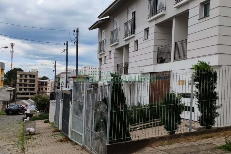 Sobrado com 100m², 2 dormitórios, 2 vagas, no bairro Bela Vista em Caxias do Sul para Comprar