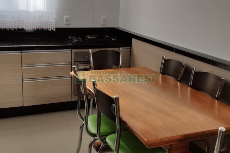 Sobrado com 100m², 2 dormitórios, 2 vagas, no bairro Bela Vista em Caxias do Sul para Comprar