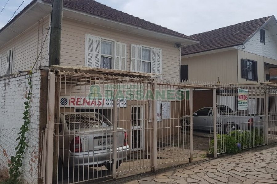 Casa com 495m², 3 dormitórios, 1 vaga, no bairro Santa Catarina em Caxias do Sul para Comprar