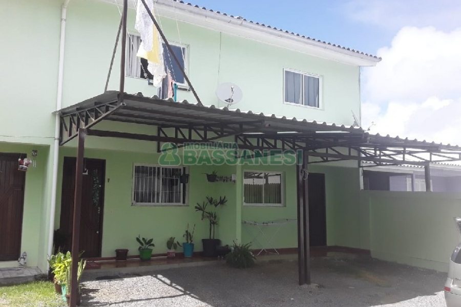 Sobrado com 66m², 2 dormitórios, 1 vaga, no bairro Rosario em Caxias do Sul para Comprar