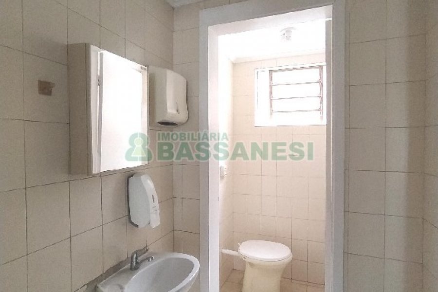 Loja com 250m², 1 vaga, no bairro Pio X em Caxias do Sul para Alugar