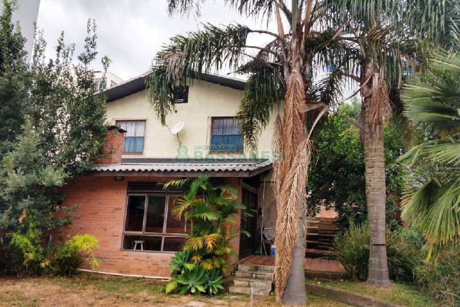 Casa com 300m², 6 dormitórios, 2 vagas, no bairro Rio Branco em Caxias do Sul para Comprar