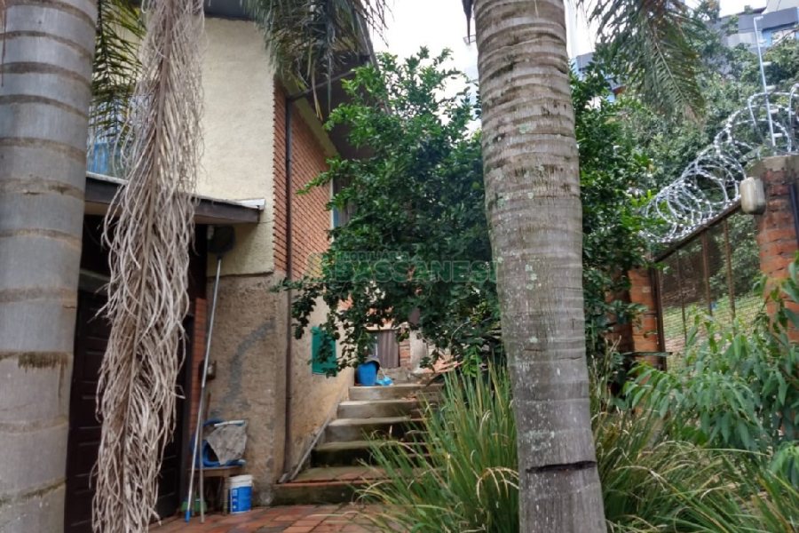 Casa com 300m², 6 dormitórios, 2 vagas, no bairro Rio Branco em Caxias do Sul para Comprar