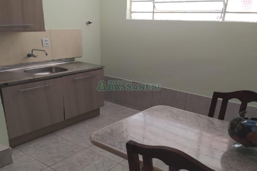 Casa com 45m², 1 dormitório, no bairro Universitário em Caxias do Sul para Alugar