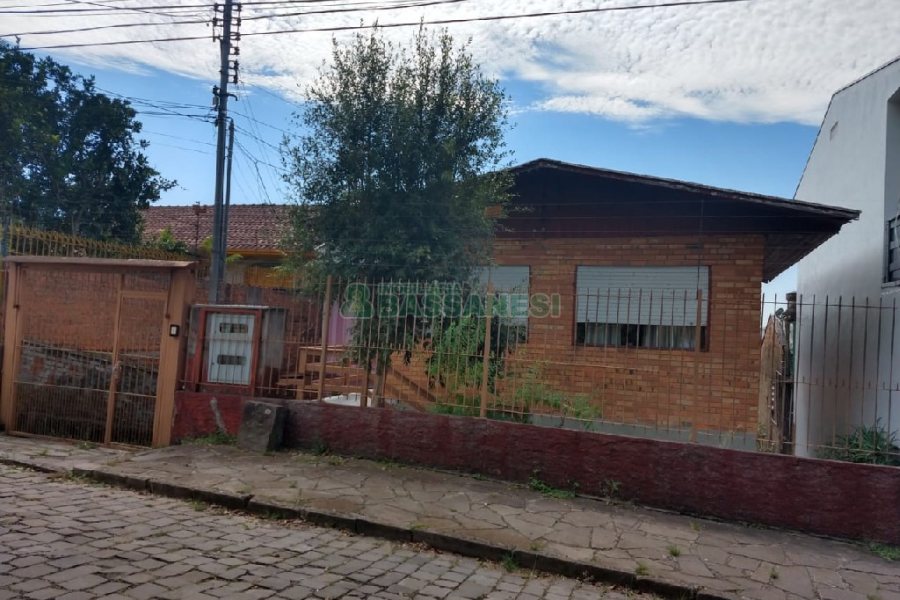 Casa com 200m², 3 dormitórios, 1 vaga, no bairro Jardim América em Caxias do Sul para Comprar