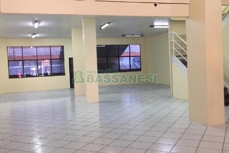 Loja com 415m², 2 vagas, no bairro Centro em Caxias do Sul para Alugar