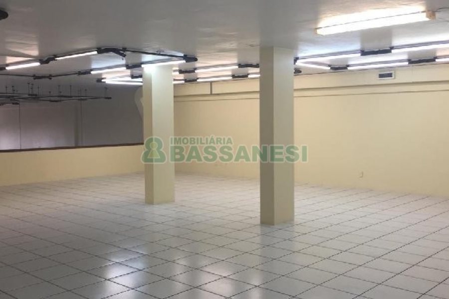 Loja com 415m², 2 vagas, no bairro Centro em Caxias do Sul para Alugar