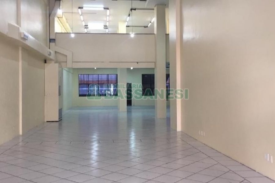 Loja com 415m², 2 vagas, no bairro Centro em Caxias do Sul para Alugar