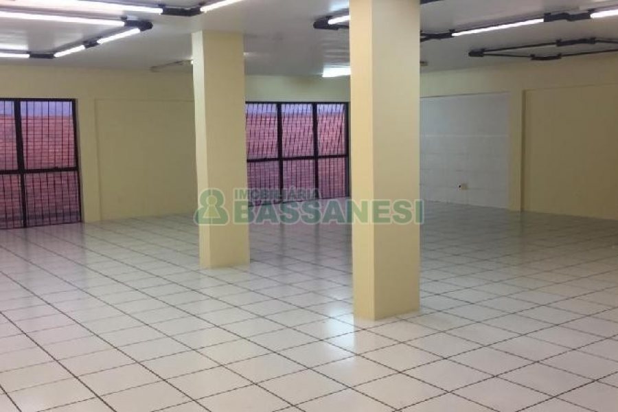 Loja com 415m², 2 vagas, no bairro Centro em Caxias do Sul para Alugar