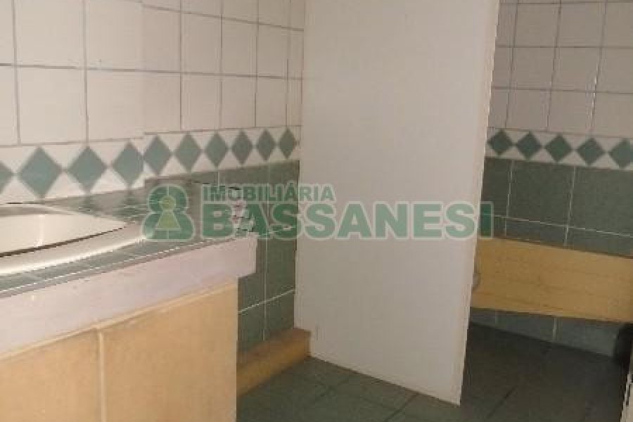 Loja com 415m², 2 vagas, no bairro Centro em Caxias do Sul para Alugar