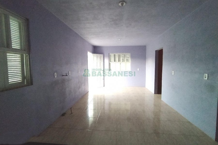 Casa com 62m², 2 dormitórios, 1 vaga, no bairro Cidade Nova em Caxias do Sul para Alugar