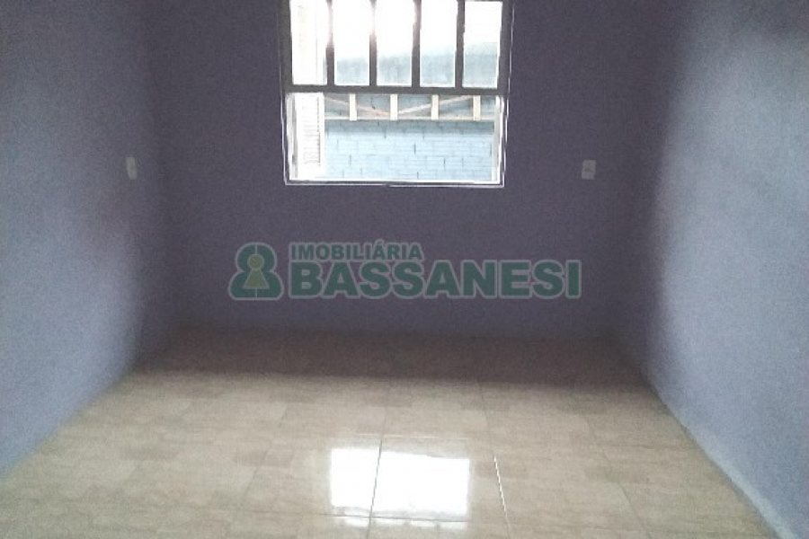 Casa com 62m², 2 dormitórios, 1 vaga, no bairro Cidade Nova em Caxias do Sul para Alugar