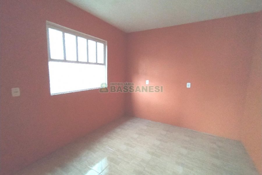 Casa com 62m², 2 dormitórios, 1 vaga, no bairro Cidade Nova em Caxias do Sul para Alugar