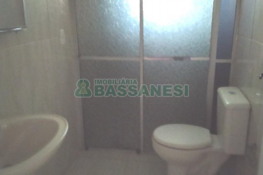 Casa com 62m², 2 dormitórios, 1 vaga, no bairro Cidade Nova em Caxias do Sul para Alugar