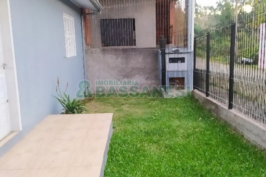 Casa com 62m², 2 dormitórios, 1 vaga, no bairro Cidade Nova em Caxias do Sul para Alugar