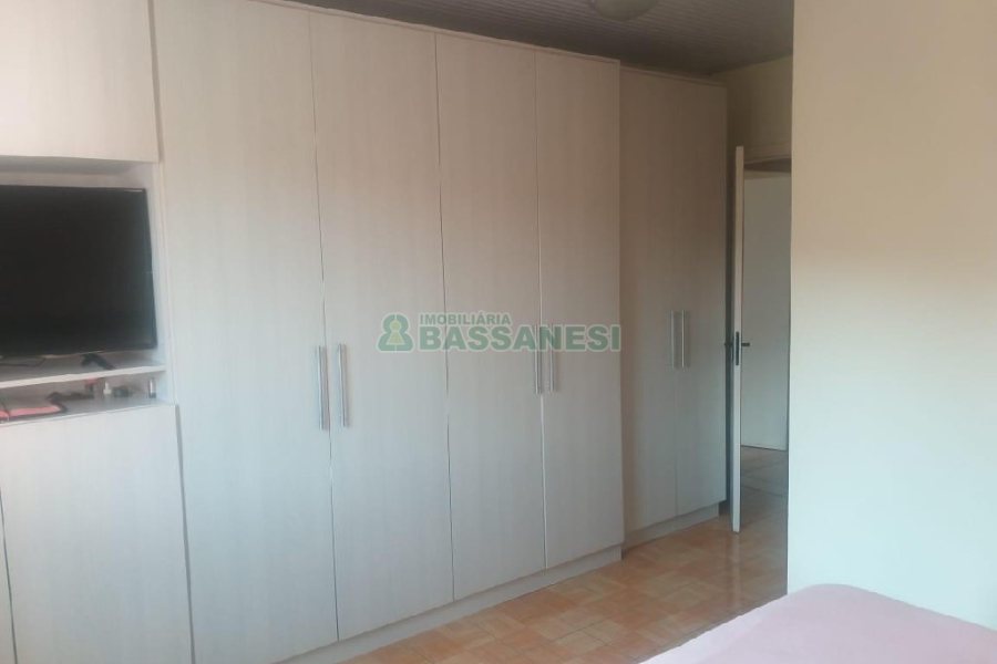 Casa com 162m², 4 dormitórios, 4 vagas, no bairro Santa Catarina em Caxias do Sul para Comprar