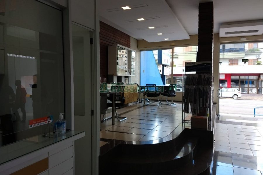 Loja com 713m², 10 vagas, no bairro Pio X em Caxias do Sul para Comprar