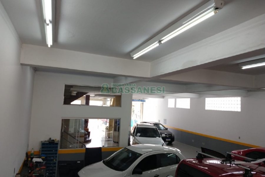 Loja com 713m², 10 vagas, no bairro Pio X em Caxias do Sul para Comprar