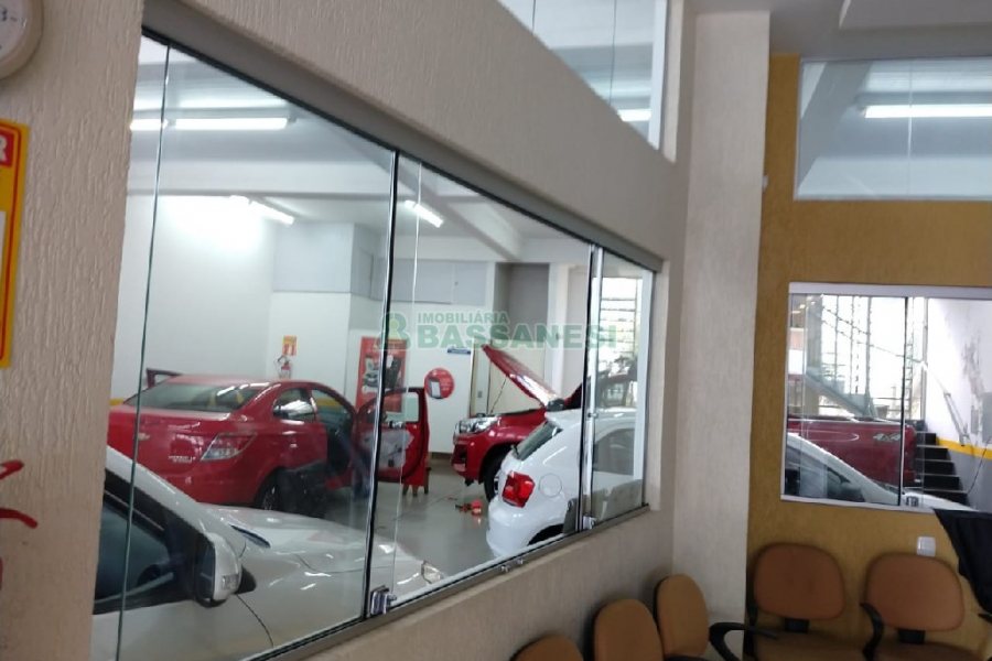 Loja com 713m², 10 vagas, no bairro Pio X em Caxias do Sul para Comprar