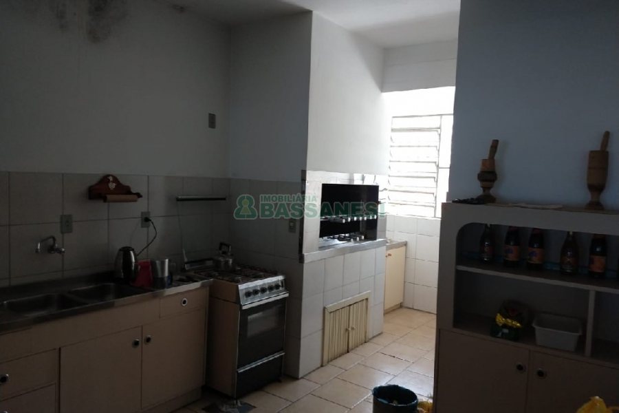 Loja com 713m², 10 vagas, no bairro Pio X em Caxias do Sul para Comprar