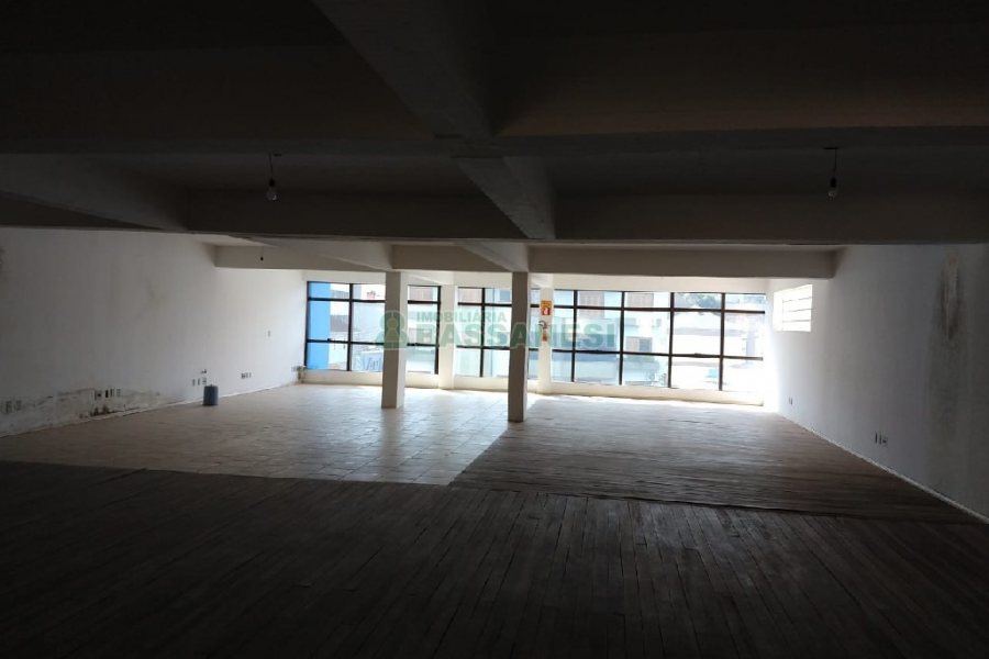 Loja com 713m², 10 vagas, no bairro Pio X em Caxias do Sul para Comprar