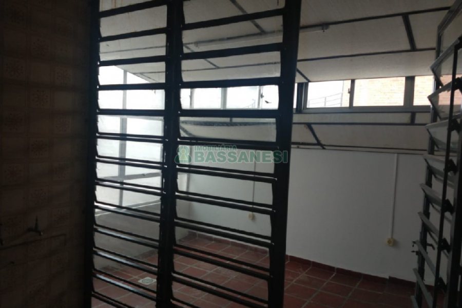 Loja com 713m², 10 vagas, no bairro Pio X em Caxias do Sul para Comprar