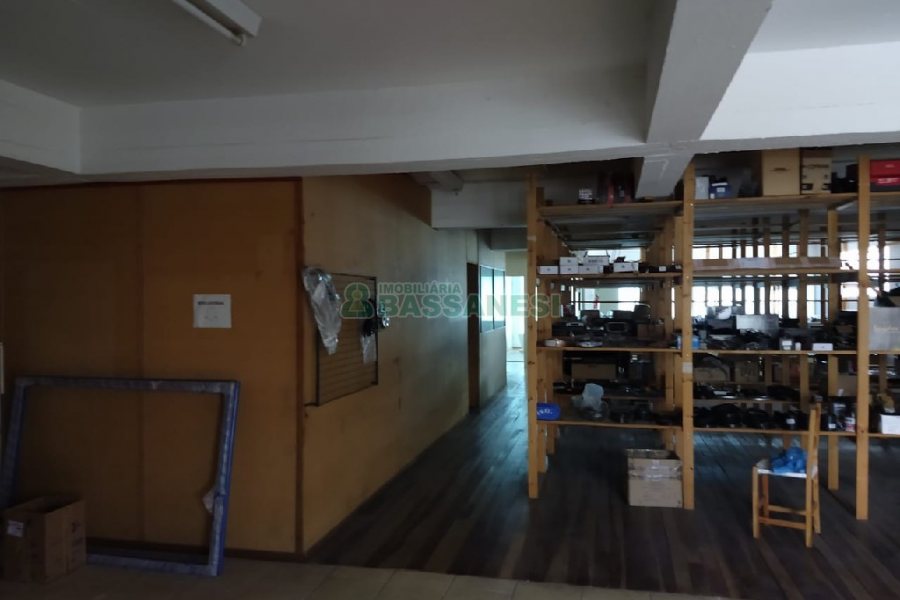 Loja com 713m², 10 vagas, no bairro Pio X em Caxias do Sul para Comprar