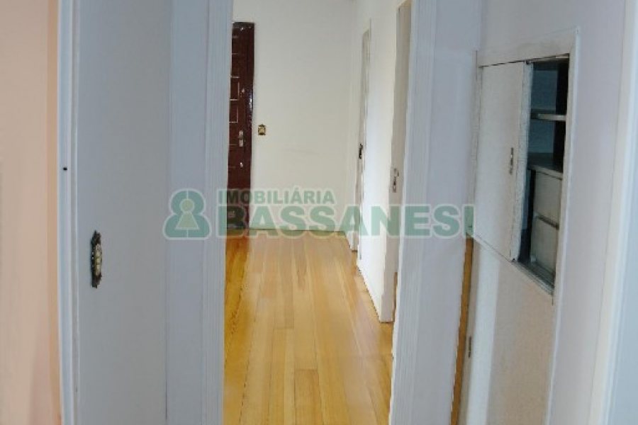 Casa com 140m², 4 dormitórios, 2 vagas, no bairro São Pelegrino em Caxias do Sul para Comprar