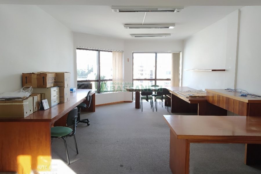 Sala com 57m², no bairro Centro em Caxias do Sul para Alugar ou Comprar