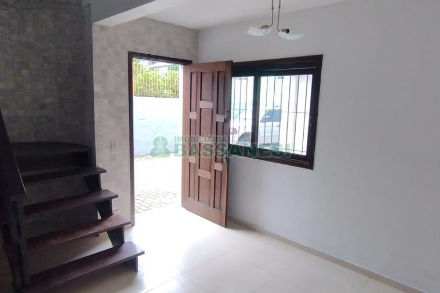 Casa com 102m², 3 dormitórios, 2 vagas, no bairro Interlagos em Caxias do Sul para Comprar