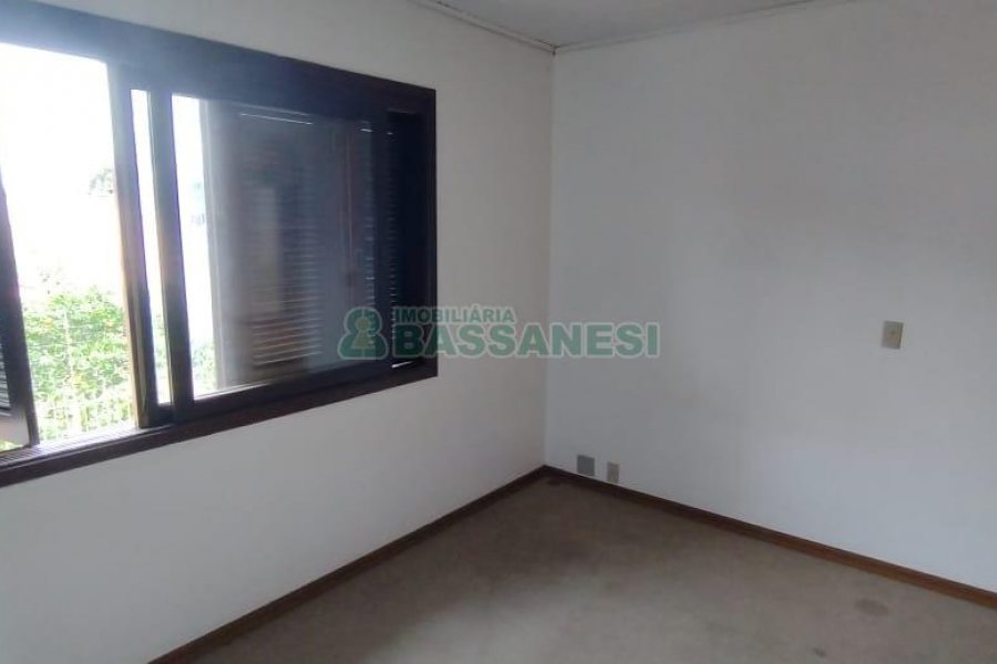 Casa com 102m², 3 dormitórios, 2 vagas, no bairro Interlagos em Caxias do Sul para Comprar