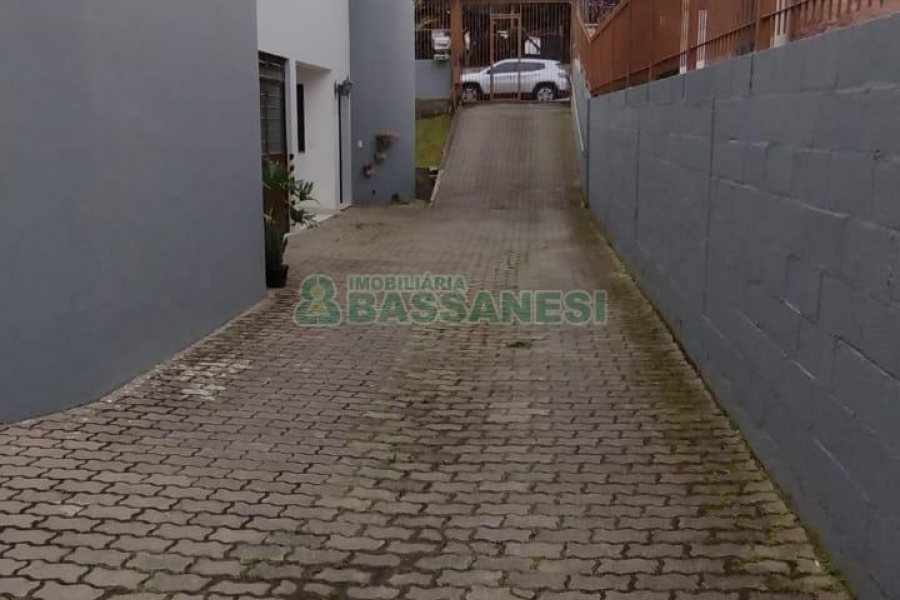 Casa com 102m², 3 dormitórios, 2 vagas, no bairro Interlagos em Caxias do Sul para Comprar