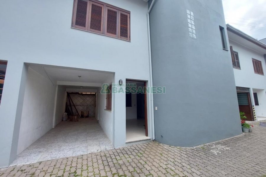 Sobrado com 102m², 3 dormitórios, 2 vagas, no bairro Interlagos em Caxias do Sul para Alugar ou Comprar