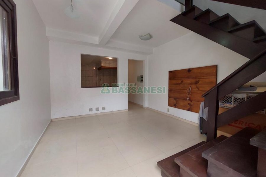 Sobrado com 102m², 3 dormitórios, 2 vagas, no bairro Interlagos em Caxias do Sul para Alugar ou Comprar