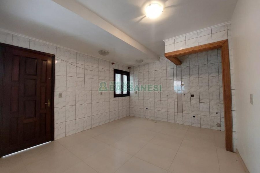 Sobrado com 102m², 3 dormitórios, 2 vagas, no bairro Interlagos em Caxias do Sul para Alugar ou Comprar