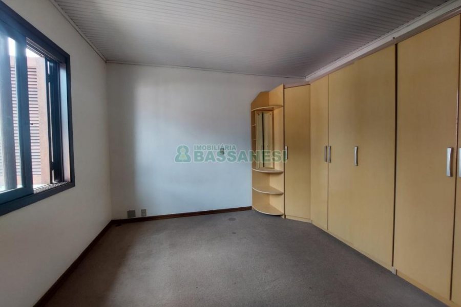 Sobrado com 102m², 3 dormitórios, 2 vagas, no bairro Interlagos em Caxias do Sul para Alugar ou Comprar