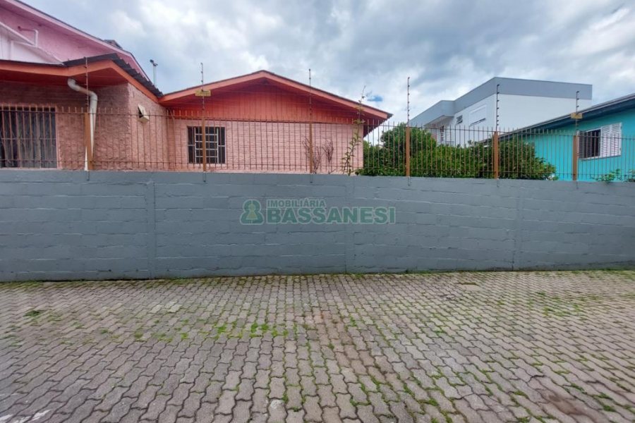 Sobrado com 102m², 3 dormitórios, 2 vagas, no bairro Interlagos em Caxias do Sul para Alugar ou Comprar