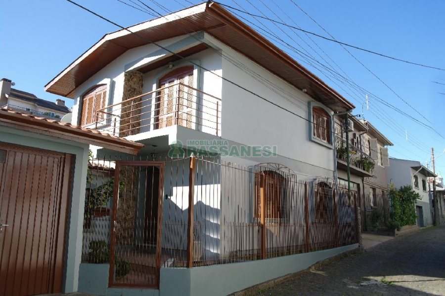 Casa com 113m², 3 dormitórios, 2 vagas, no bairro Exposição em Caxias do Sul para Alugar