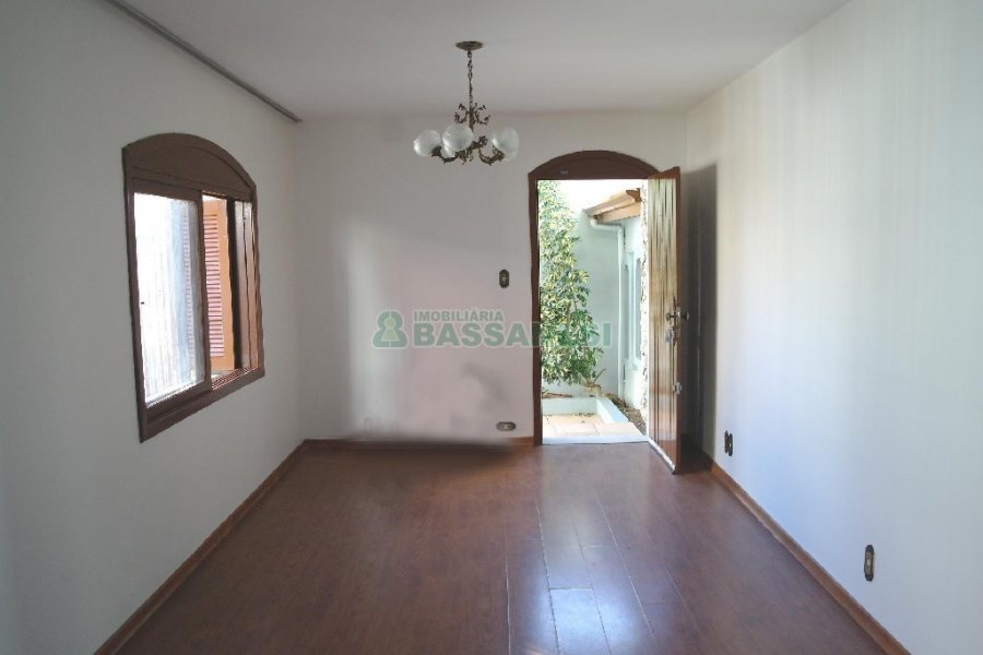 Casa com 113m², 3 dormitórios, 2 vagas, no bairro Exposição em Caxias do Sul para Alugar