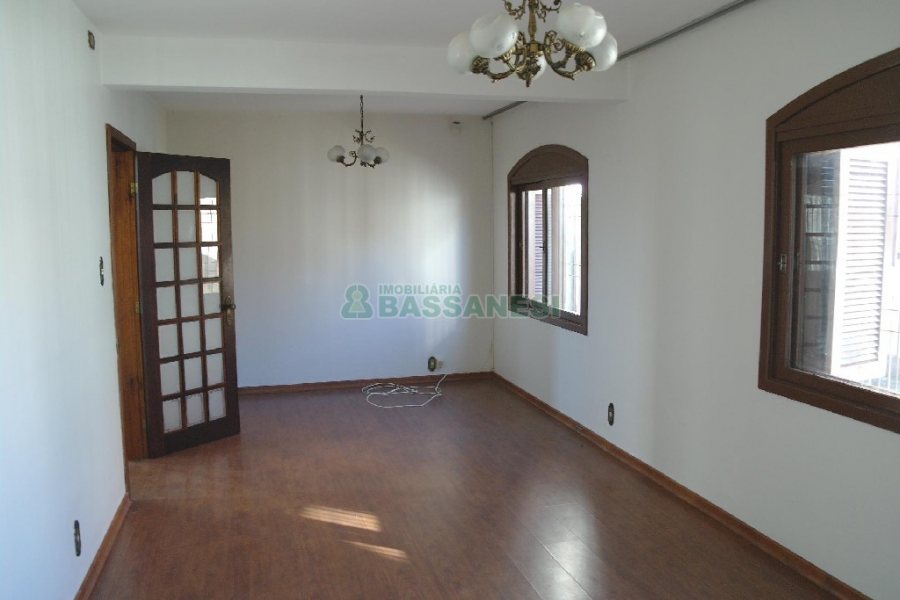 Casa com 113m², 3 dormitórios, 2 vagas, no bairro Exposição em Caxias do Sul para Alugar